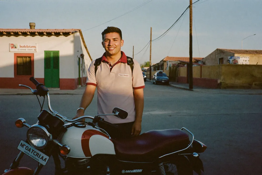Asesor de Finatul en motocicleta camino a visitar clientes